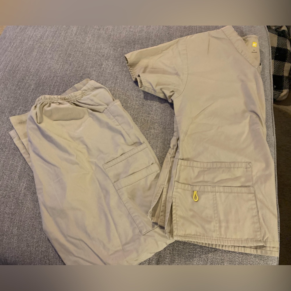 Tan scrub set (B7)